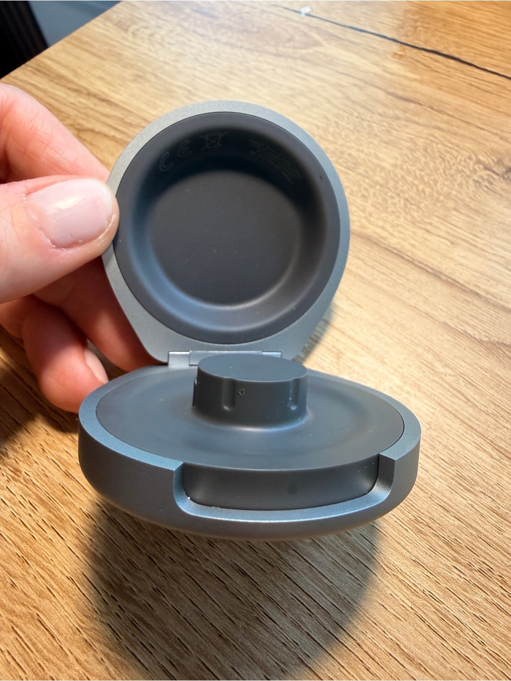 Silver Round Compact Case - Picture 4 of 4